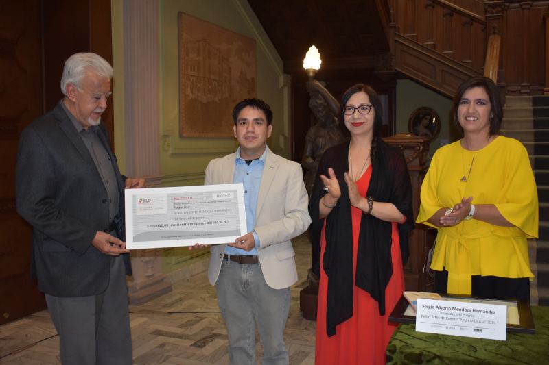 Sergio Alberto Mendoza recibe el Premio Bellas Artes de Cuento San Luis Potosí Amparo Dávila por su obra Habitaciones 2